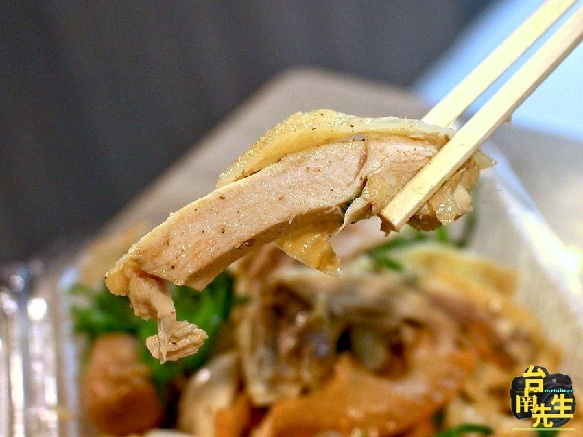 台南鹽水雞／傍晚才營業只賣4小時／每天一開店就排隊／限量供應晚來吃不到／當天備料不賣隔夜貨／獨家配料自製醃洋蔥