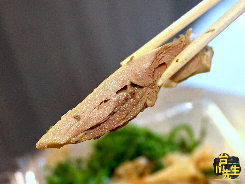 台南鹽水雞／傍晚才營業只賣4小時／每天一開店就排隊／限量供應晚來吃不到／當天備料不賣隔夜貨／獨家配料自製醃洋蔥