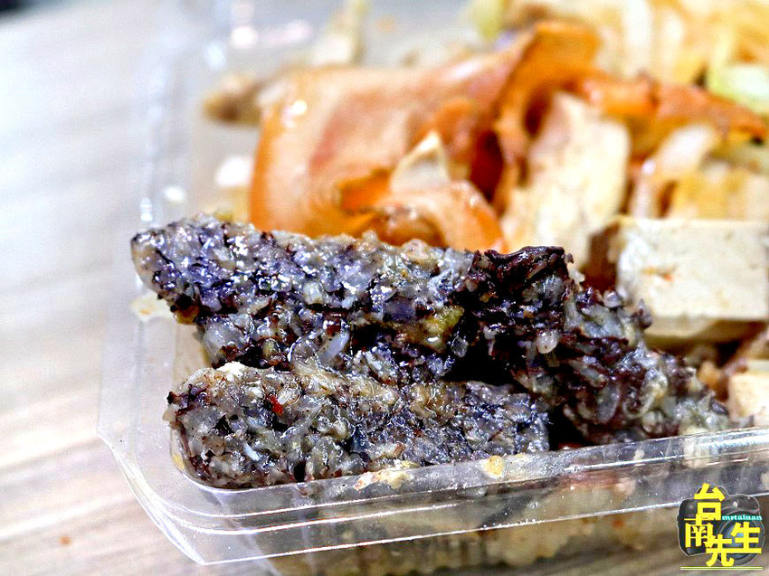 台南鹽水雞／傍晚才營業只賣4小時／每天一開店就排隊／限量供應晚來吃不到／當天備料不賣隔夜貨／獨家配料自製醃洋蔥