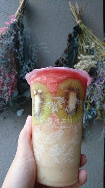 良辰吉時(高雄建興店)：高雄建興店~良辰吉時~隱藏版魔神仔畫符水超有梗~有喝有保佑~繽紛現打果昔+乾燥花=完美~