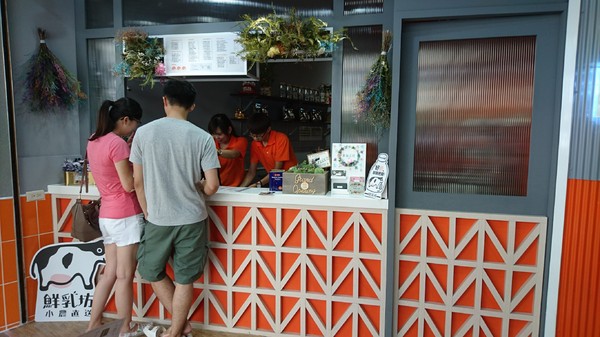 良辰吉時(高雄建興店)：高雄建興店~良辰吉時~隱藏版魔神仔畫符水超有梗~有喝有保佑~繽紛現打果昔+乾燥花=完美~