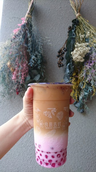 良辰吉時(高雄建興店)：高雄建興店~良辰吉時~隱藏版魔神仔畫符水超有梗~有喝有保佑~繽紛現打果昔+乾燥花=完美~