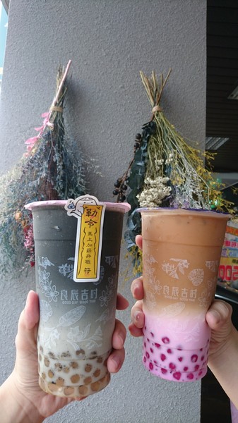 良辰吉時(高雄建興店)：高雄建興店~良辰吉時~隱藏版魔神仔畫符水超有梗~有喝有保佑~繽紛現打果昔+乾燥花=完美~