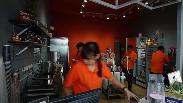 良辰吉時(高雄建興店)：高雄建興店~良辰吉時~隱藏版魔神仔畫符水超有梗~有喝有保佑~繽紛現打果昔+乾燥花=完美~