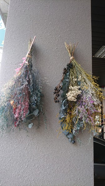 良辰吉時(高雄建興店)：高雄建興店~良辰吉時~隱藏版魔神仔畫符水超有梗~有喝有保佑~繽紛現打果昔+乾燥花=完美~