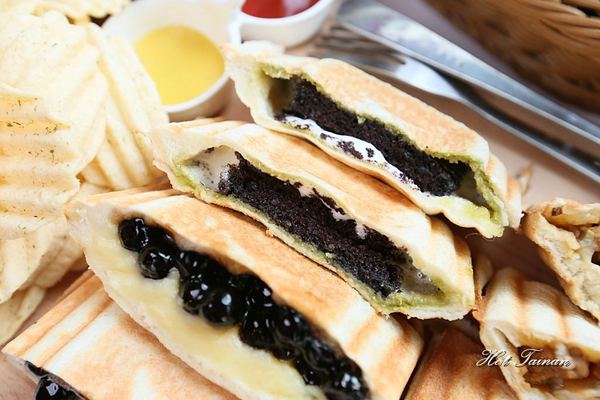 T&F手作吐司-安平店：【台南美食】浮誇系乾燥花網美風格店，尬上60多款熱壓吐司任你選：T&F 手作吐司-安平店