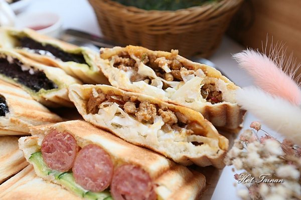 T&F手作吐司-安平店：【台南美食】浮誇系乾燥花網美風格店，尬上60多款熱壓吐司任你選：T&F 手作吐司-安平店