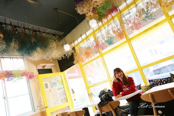 T&F手作吐司-安平店：【台南美食】浮誇系乾燥花網美風格店，尬上60多款熱壓吐司任你選：T&F 手作吐司-安平店