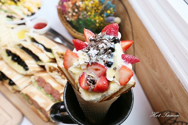 T&F手作吐司-安平店：【台南美食】浮誇系乾燥花網美風格店，尬上60多款熱壓吐司任你選：T&F 手作吐司-安平店