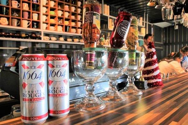 KokoMo私房惑櫃:【彰化員林景點】KoKoMo私房惑櫃~彩色貨櫃屋,還有天使翅膀、盪鞦韆、小株的落雨松、愛情鎖、調情的高腳桌椅、拍照場景好豐富