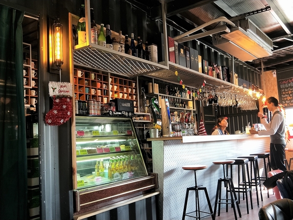 KokoMo私房惑櫃:【彰化員林景點】KoKoMo私房惑櫃~彩色貨櫃屋,還有天使翅膀、盪鞦韆、小株的落雨松、愛情鎖、調情的高腳桌椅、拍照場景好豐富