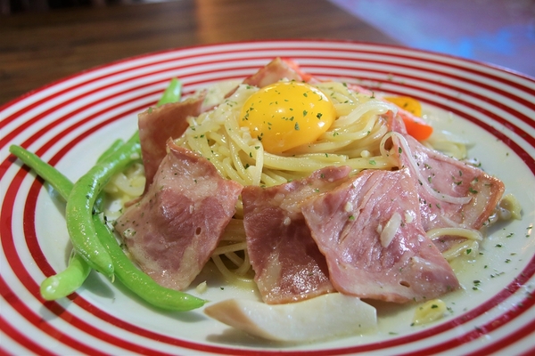 KokoMo私房惑櫃:【彰化員林景點】KoKoMo私房惑櫃~彩色貨櫃屋,還有天使翅膀、盪鞦韆、小株的落雨松、愛情鎖、調情的高腳桌椅、拍照場景好豐富