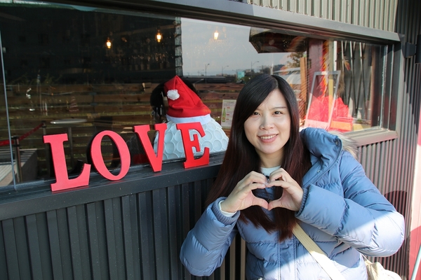 KokoMo私房惑櫃:【彰化員林景點】KoKoMo私房惑櫃~彩色貨櫃屋,還有天使翅膀、盪鞦韆、小株的落雨松、愛情鎖、調情的高腳桌椅、拍照場景好豐富