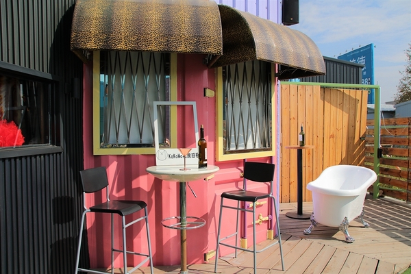 KokoMo私房惑櫃:【彰化員林景點】KoKoMo私房惑櫃~彩色貨櫃屋,還有天使翅膀、盪鞦韆、小株的落雨松、愛情鎖、調情的高腳桌椅、拍照場景好豐富