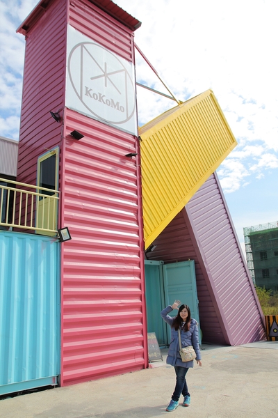 KokoMo私房惑櫃:【彰化員林景點】KoKoMo私房惑櫃~彩色貨櫃屋,還有天使翅膀、盪鞦韆、小株的落雨松、愛情鎖、調情的高腳桌椅、拍照場景好豐富