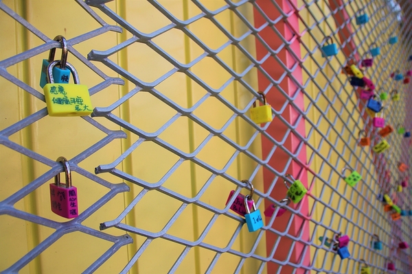 KokoMo私房惑櫃:【彰化員林景點】KoKoMo私房惑櫃~彩色貨櫃屋,還有天使翅膀、盪鞦韆、小株的落雨松、愛情鎖、調情的高腳桌椅、拍照場景好豐富