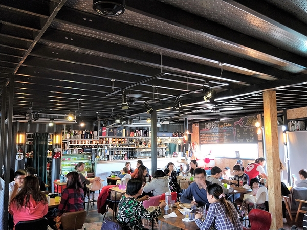 KokoMo私房惑櫃:【彰化員林景點】KoKoMo私房惑櫃~彩色貨櫃屋,還有天使翅膀、盪鞦韆、小株的落雨松、愛情鎖、調情的高腳桌椅、拍照場景好豐富