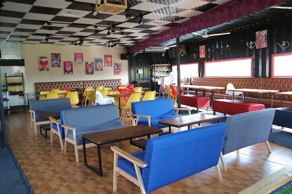 KokoMo私房惑櫃:【彰化員林景點】KoKoMo私房惑櫃~彩色貨櫃屋,還有天使翅膀、盪鞦韆、小株的落雨松、愛情鎖、調情的高腳桌椅、拍照場景好豐富