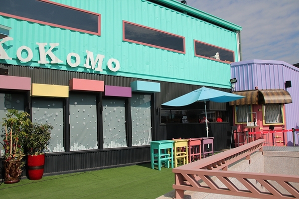 KokoMo私房惑櫃:【彰化員林景點】KoKoMo私房惑櫃~彩色貨櫃屋,還有天使翅膀、盪鞦韆、小株的落雨松、愛情鎖、調情的高腳桌椅、拍照場景好豐富