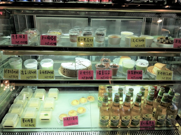 KokoMo私房惑櫃:【彰化員林景點】KoKoMo私房惑櫃~彩色貨櫃屋,還有天使翅膀、盪鞦韆、小株的落雨松、愛情鎖、調情的高腳桌椅、拍照場景好豐富