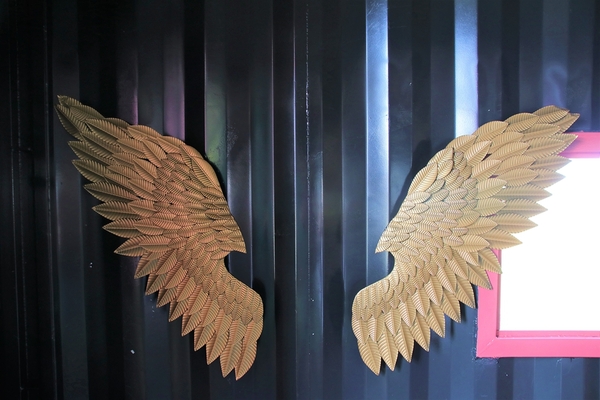 KokoMo私房惑櫃:【彰化員林景點】KoKoMo私房惑櫃~彩色貨櫃屋,還有天使翅膀、盪鞦韆、小株的落雨松、愛情鎖、調情的高腳桌椅、拍照場景好豐富