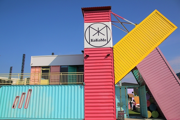 KokoMo私房惑櫃:【彰化員林景點】KoKoMo私房惑櫃~彩色貨櫃屋,還有天使翅膀、盪鞦韆、小株的落雨松、愛情鎖、調情的高腳桌椅、拍照場景好豐富