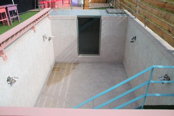 KokoMo私房惑櫃:【彰化員林景點】KoKoMo私房惑櫃~彩色貨櫃屋,還有天使翅膀、盪鞦韆、小株的落雨松、愛情鎖、調情的高腳桌椅、拍照場景好豐富