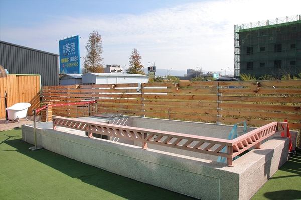 KokoMo私房惑櫃:【彰化員林景點】KoKoMo私房惑櫃~彩色貨櫃屋,還有天使翅膀、盪鞦韆、小株的落雨松、愛情鎖、調情的高腳桌椅、拍照場景好豐富