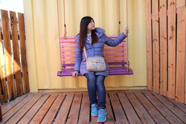 KokoMo私房惑櫃:【彰化員林景點】KoKoMo私房惑櫃~彩色貨櫃屋,還有天使翅膀、盪鞦韆、小株的落雨松、愛情鎖、調情的高腳桌椅、拍照場景好豐富