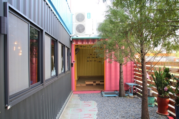 KokoMo私房惑櫃:【彰化員林景點】KoKoMo私房惑櫃~彩色貨櫃屋,還有天使翅膀、盪鞦韆、小株的落雨松、愛情鎖、調情的高腳桌椅、拍照場景好豐富