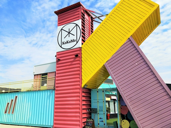 KokoMo私房惑櫃:【彰化員林景點】KoKoMo私房惑櫃~彩色貨櫃屋,還有天使翅膀、盪鞦韆、小株的落雨松、愛情鎖、調情的高腳桌椅、拍照場景好豐富