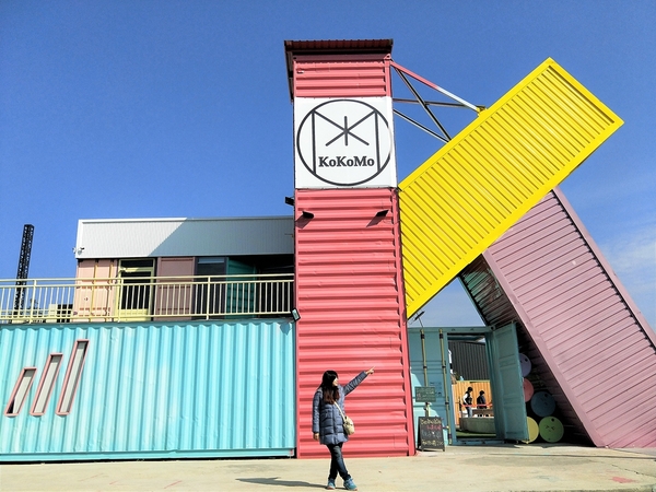 KokoMo私房惑櫃:【彰化員林景點】KoKoMo私房惑櫃~彩色貨櫃屋,還有天使翅膀、盪鞦韆、小株的落雨松、愛情鎖、調情的高腳桌椅、拍照場景好豐富
