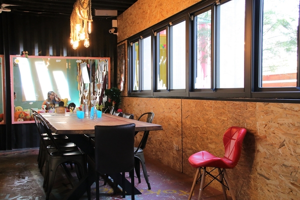 KokoMo私房惑櫃:【彰化員林景點】KoKoMo私房惑櫃~彩色貨櫃屋,還有天使翅膀、盪鞦韆、小株的落雨松、愛情鎖、調情的高腳桌椅、拍照場景好豐富