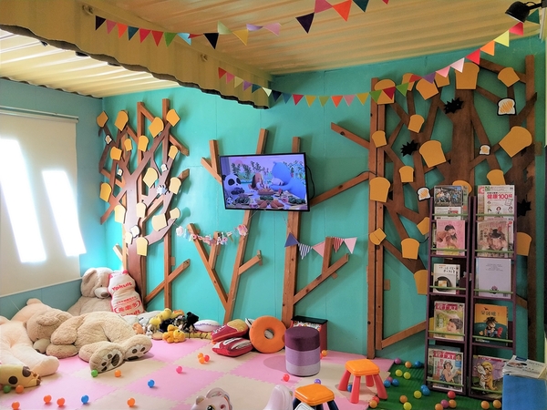 KokoMo私房惑櫃:【彰化員林景點】KoKoMo私房惑櫃~彩色貨櫃屋,還有天使翅膀、盪鞦韆、小株的落雨松、愛情鎖、調情的高腳桌椅、拍照場景好豐富