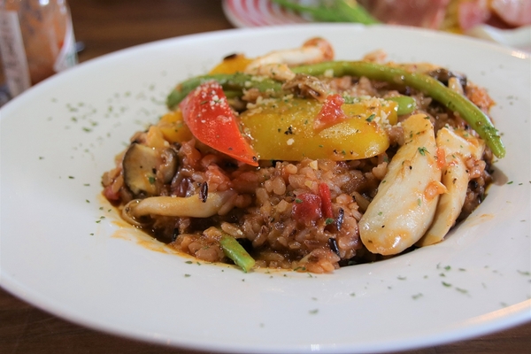 KokoMo私房惑櫃:【彰化員林景點】KoKoMo私房惑櫃~彩色貨櫃屋,還有天使翅膀、盪鞦韆、小株的落雨松、愛情鎖、調情的高腳桌椅、拍照場景好豐富