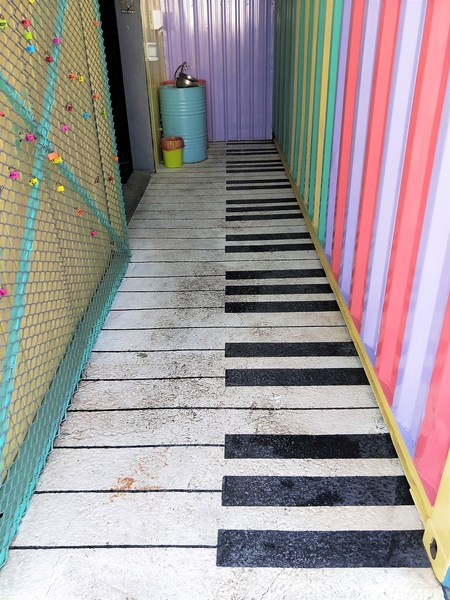 KokoMo私房惑櫃:【彰化員林景點】KoKoMo私房惑櫃~彩色貨櫃屋,還有天使翅膀、盪鞦韆、小株的落雨松、愛情鎖、調情的高腳桌椅、拍照場景好豐富