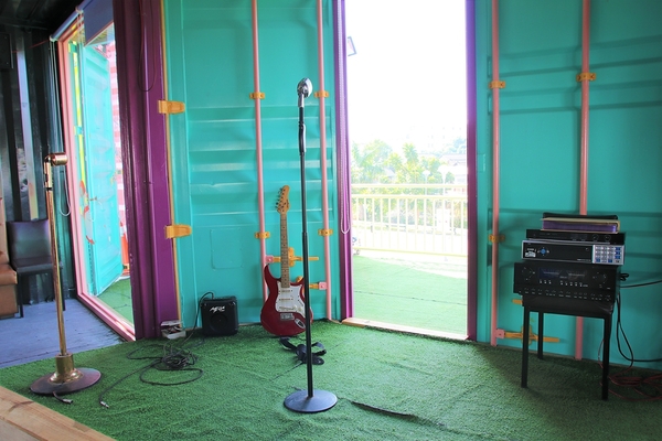 KokoMo私房惑櫃:【彰化員林景點】KoKoMo私房惑櫃~彩色貨櫃屋,還有天使翅膀、盪鞦韆、小株的落雨松、愛情鎖、調情的高腳桌椅、拍照場景好豐富