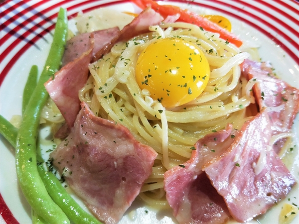 KokoMo私房惑櫃:【彰化員林景點】KoKoMo私房惑櫃~彩色貨櫃屋,還有天使翅膀、盪鞦韆、小株的落雨松、愛情鎖、調情的高腳桌椅、拍照場景好豐富