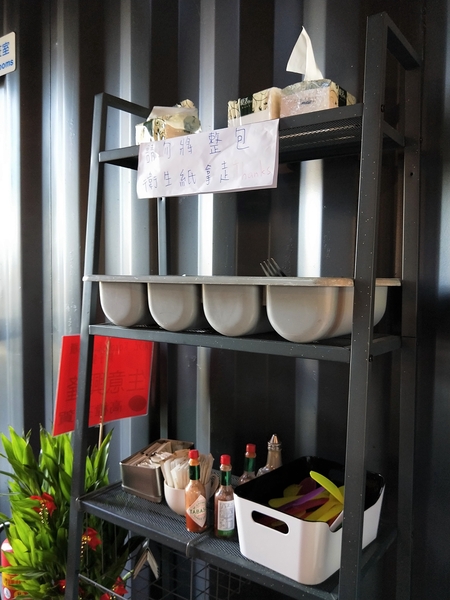 KokoMo私房惑櫃:【彰化員林景點】KoKoMo私房惑櫃~彩色貨櫃屋,還有天使翅膀、盪鞦韆、小株的落雨松、愛情鎖、調情的高腳桌椅、拍照場景好豐富