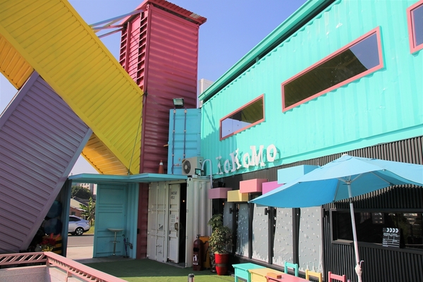 KokoMo私房惑櫃:【彰化員林景點】KoKoMo私房惑櫃~彩色貨櫃屋,還有天使翅膀、盪鞦韆、小株的落雨松、愛情鎖、調情的高腳桌椅、拍照場景好豐富