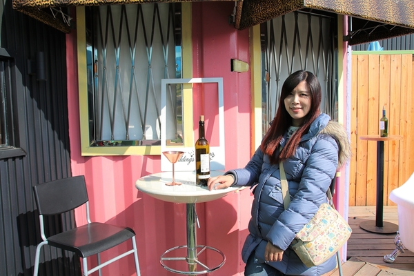 KokoMo私房惑櫃:【彰化員林景點】KoKoMo私房惑櫃~彩色貨櫃屋,還有天使翅膀、盪鞦韆、小株的落雨松、愛情鎖、調情的高腳桌椅、拍照場景好豐富