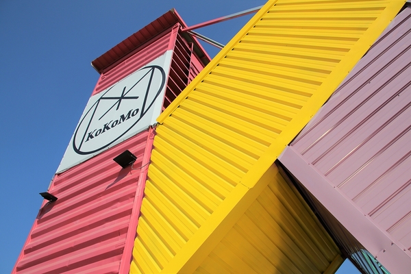 KokoMo私房惑櫃:【彰化員林景點】KoKoMo私房惑櫃~彩色貨櫃屋,還有天使翅膀、盪鞦韆、小株的落雨松、愛情鎖、調情的高腳桌椅、拍照場景好豐富