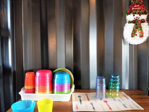 KokoMo私房惑櫃:【彰化員林景點】KoKoMo私房惑櫃~彩色貨櫃屋,還有天使翅膀、盪鞦韆、小株的落雨松、愛情鎖、調情的高腳桌椅、拍照場景好豐富