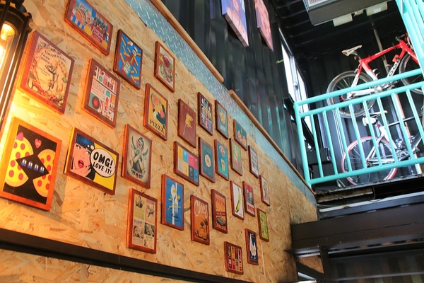 KokoMo私房惑櫃:【彰化員林景點】KoKoMo私房惑櫃~彩色貨櫃屋,還有天使翅膀、盪鞦韆、小株的落雨松、愛情鎖、調情的高腳桌椅、拍照場景好豐富