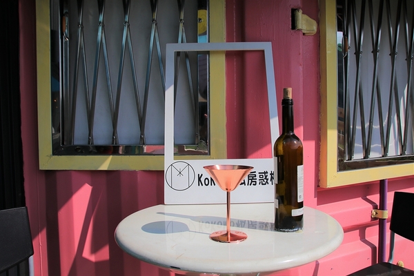 KokoMo私房惑櫃:【彰化員林景點】KoKoMo私房惑櫃~彩色貨櫃屋,還有天使翅膀、盪鞦韆、小株的落雨松、愛情鎖、調情的高腳桌椅、拍照場景好豐富