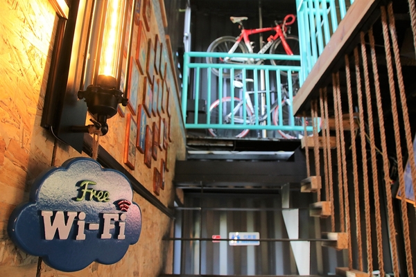 KokoMo私房惑櫃:【彰化員林景點】KoKoMo私房惑櫃~彩色貨櫃屋,還有天使翅膀、盪鞦韆、小株的落雨松、愛情鎖、調情的高腳桌椅、拍照場景好豐富