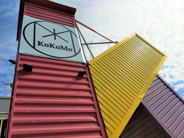 KokoMo私房惑櫃:【彰化員林景點】KoKoMo私房惑櫃~彩色貨櫃屋,還有天使翅膀、盪鞦韆、小株的落雨松、愛情鎖、調情的高腳桌椅、拍照場景好豐富