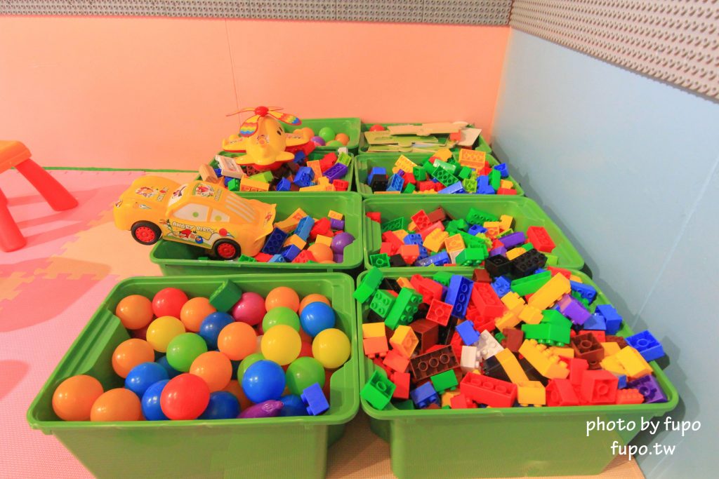 彰化出現一個彩色的大K!KoKoMo私房惑櫃~超可愛親子餐廳:沙堆.鋼琴鍵.遊戲室.溜滑梯~網美打卡聖地 - 小腹婆大世界