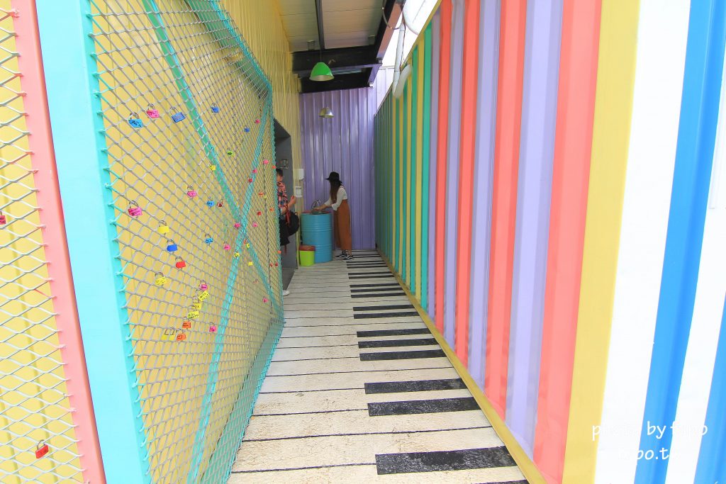 彰化出現一個彩色的大K!KoKoMo私房惑櫃~超可愛親子餐廳:沙堆.鋼琴鍵.遊戲室.溜滑梯~網美打卡聖地 - 小腹婆大世界