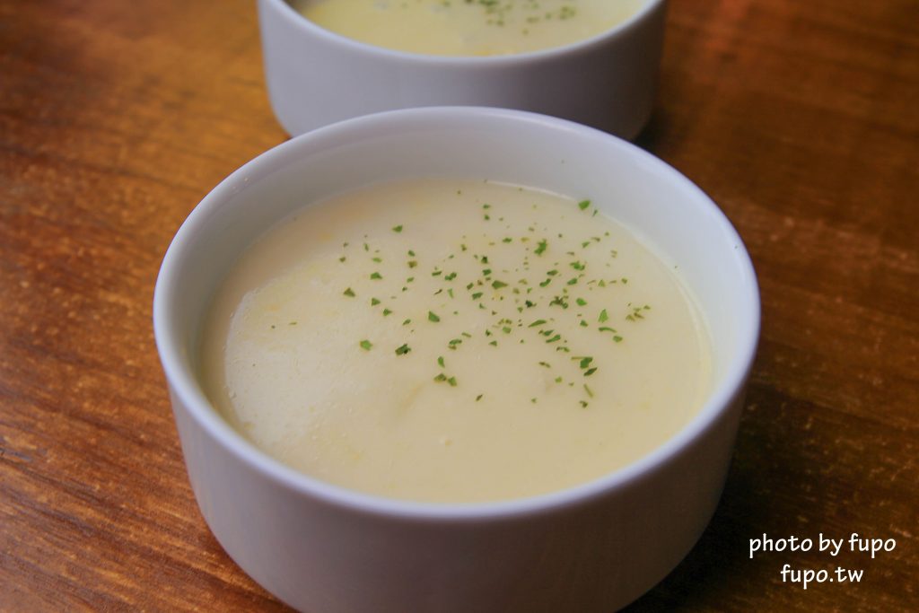 彰化出現一個彩色的大K!KoKoMo私房惑櫃~超可愛親子餐廳:沙堆.鋼琴鍵.遊戲室.溜滑梯~網美打卡聖地 - 小腹婆大世界